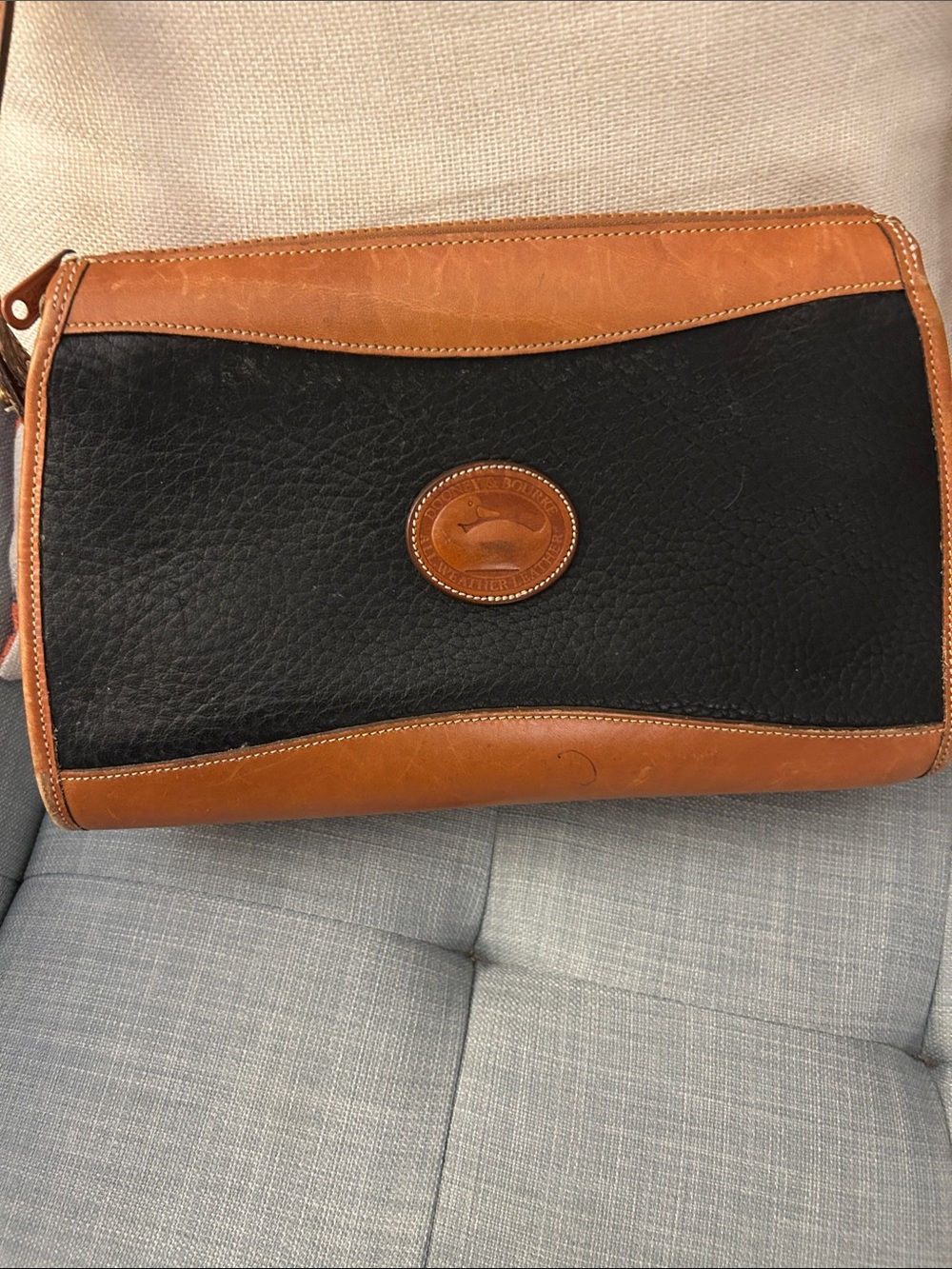 Vintage, DOONEY & BOURKE Leather Crossbody Shoulder Bag in Navy and Tan - Picture 2 of 6